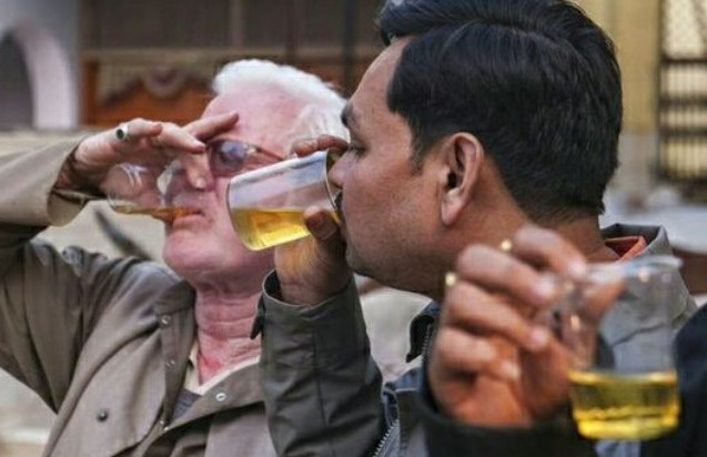 印度人把牛当成饮料喝,印度人用牛尿做食物