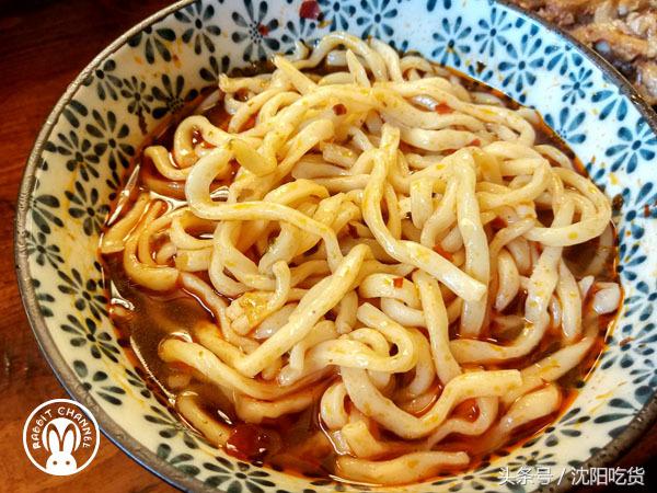 猪脚剔骨头不伤皮的做法,隆江猪脚剔骨全过程