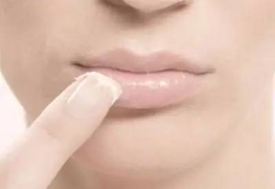 别让细纹出卖你的年龄,如何很有效淡化唇纹