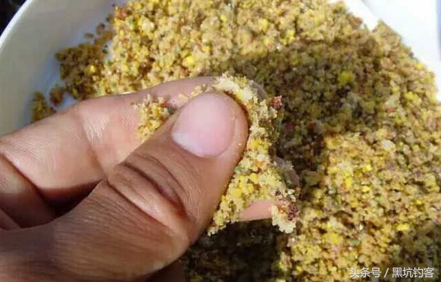 鱼饵进水就被吃了不上钩,鱼饵里面加风油精会怎样