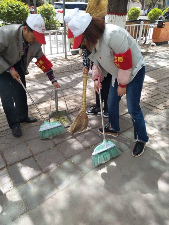 西宁十里铺小学践行*党**员先进性清洁校园做楷模