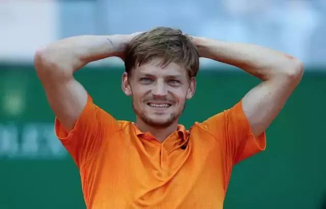 呐，打网球呢，最重要的就是开心~