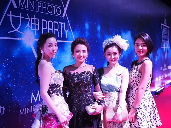 第四届2017重庆女神PARTY近千女神集体潮趴