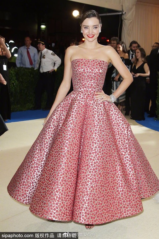 大幂幂大表姐美得稳妥可我更喜欢“玩很大”的日日和水果姐！