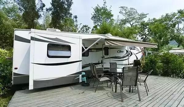 四川房车露营,川藏线上最火的房车露营基地