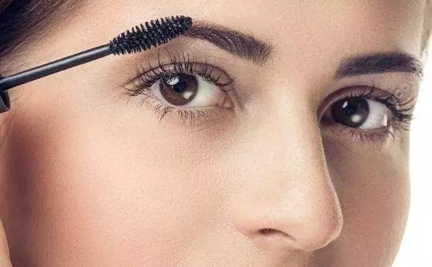 用睫毛膏要注意哪些问题,避开睫毛膏的方法