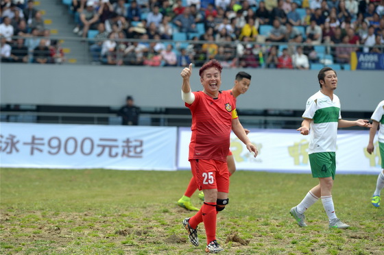 香港明星足球队来杭州谭咏麟,谭咏麟参加香港艺人足球队慈善赛