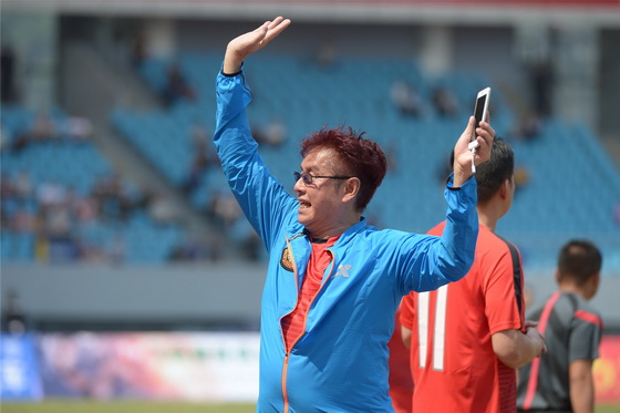 香港明星足球队来杭州谭咏麟,谭咏麟参加香港艺人足球队慈善赛