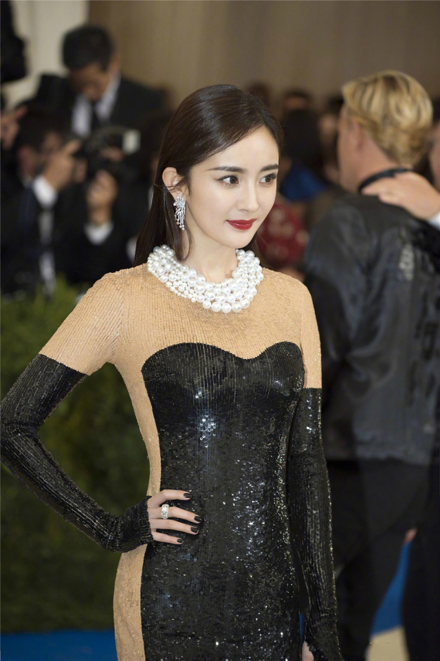 最近杨幂在机场现身变化让人惊讶,杨幂把机场当个人t台秀