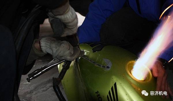 摩托车油箱摔凹了自己怎么修复,摩托车油箱被撞凹陷怎样修复