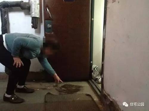 屋里地面返潮怎么解决,地面为什么会返潮怎样处理