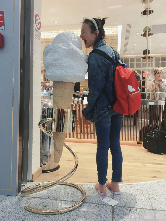 吴昕看马德里竞技比赛,吴昕巴黎街拍图片