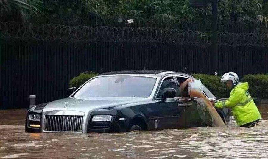 车发动机进水怎么处理,车发动机轻微进水怎么处理