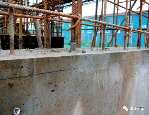 建筑工程什么时候要求设置施工缝,施工缝一般留在哪些部位如何处理