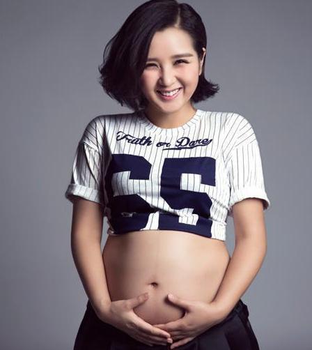 baby孕期旧照曝光,baby晒近照显露亮眼双下巴