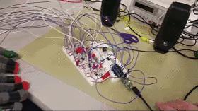 想玩转音乐却不会乐器？这钢琴手套和吉他让你瞬间开一场演奏会！