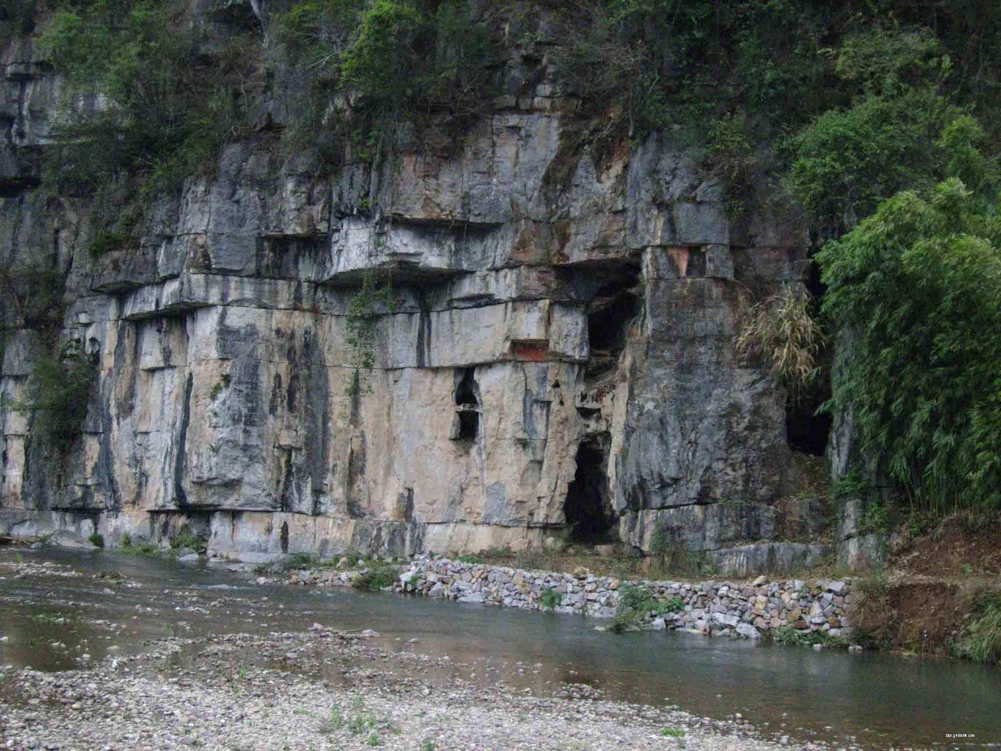 退路封死后，他们无意间发现墓道又通往了另一个方向