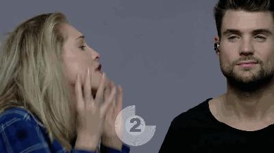 世界太嘈杂听自己的声音就好,觉得世界很聒噪