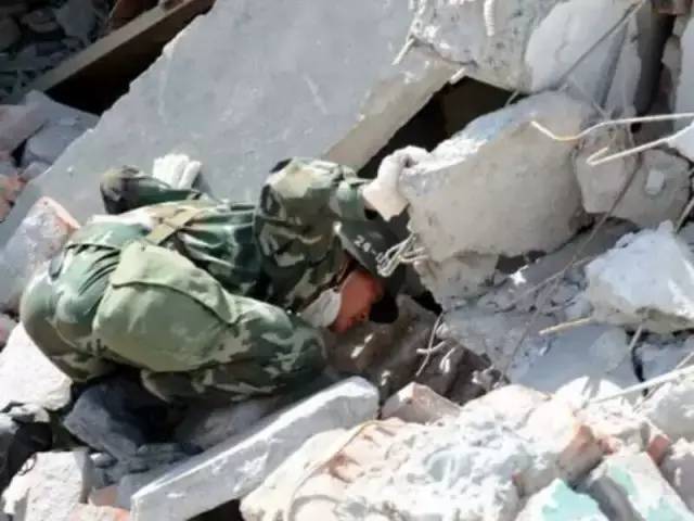 汶川地震十年的感人故事,记者哽咽报道汶川事件