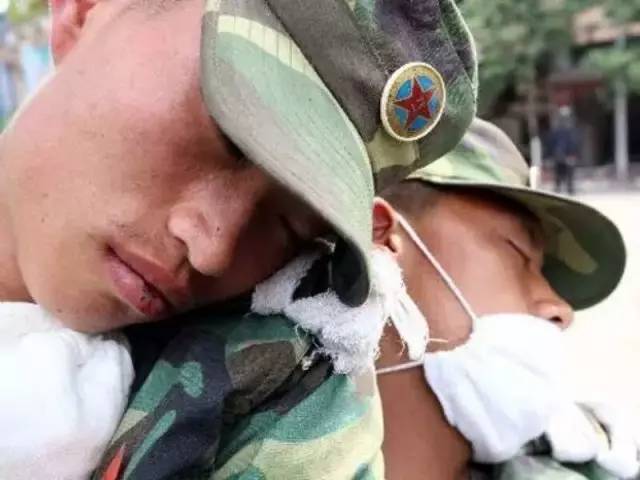 汶川地震十年的感人故事,记者哽咽报道汶川事件