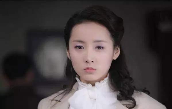 今天教大家如何化底妆,怎样涂出好看的唇形