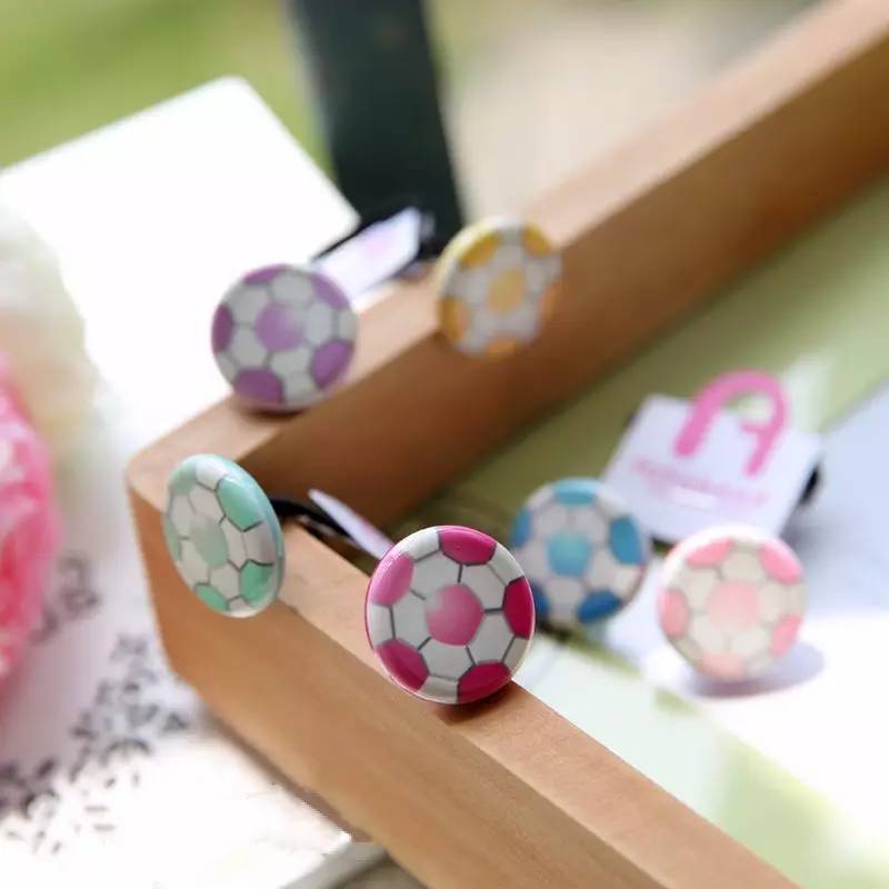 把足球放脖子,足球打在脑袋上会怎么样