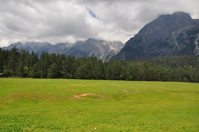 玉龙雪山纳西人心中的神山,玉龙雪山是当地纳西族的神山