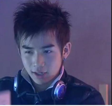 被逼退出音乐组合转战影视圈，娶玉女歌手生娃怒撕前队友