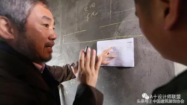 王铁给雷锋“的哥”换了新家还替他解决了儿子的婚姻大事