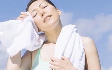 浑身发冷手心出汗是怎么回事,浑身发冷嘴唇热手心热