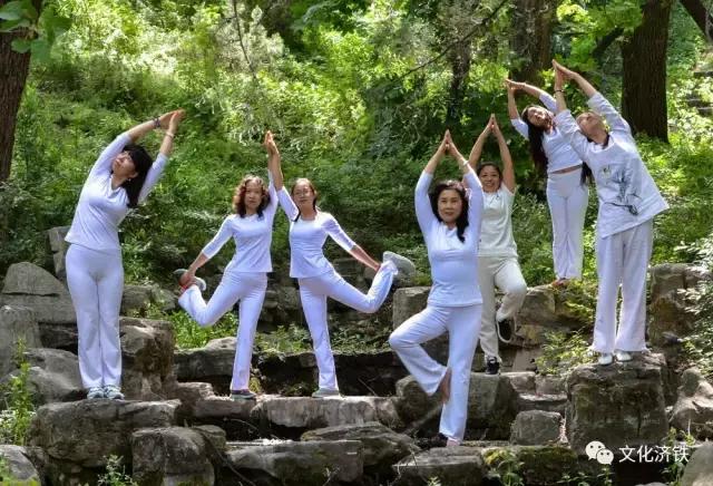 “健康济铁·瑜你同行”室外瑜伽暨摄影采风在袁洪峪举行