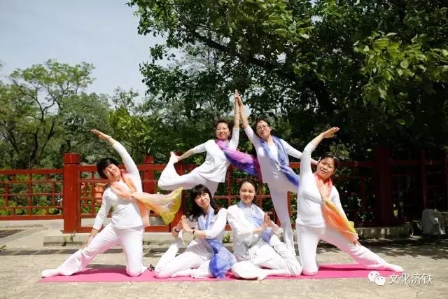 “健康济铁·瑜你同行”室外瑜伽暨摄影采风在袁洪峪举行