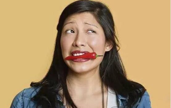 嘴巴起皮涂口红方法,夏天涂口红嘴干起皮怎么办