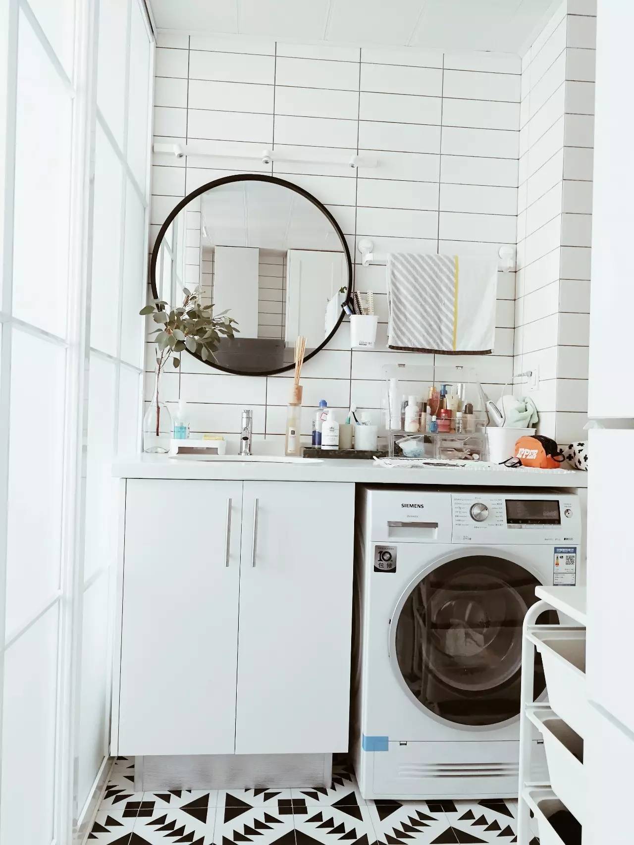 她改了两扇门，将家装成网图中的模样