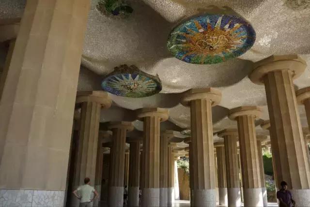 西班牙高迪个人介绍,疯狂的高迪成就了巴塞罗那的传奇