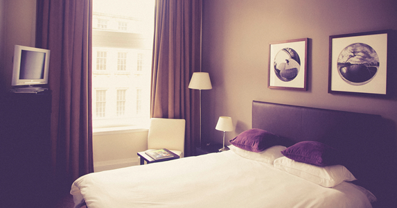 一情侣来住宿，半小时后男子离去女孩失踪，看了监控我被吓瘫