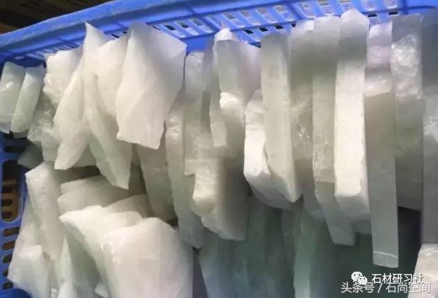 高新区室内装修材料案例分享,天然白水晶摆件家居装饰