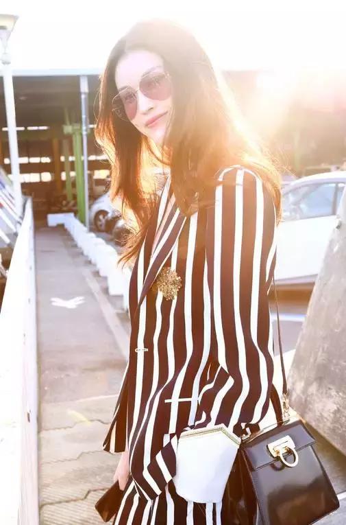 女明星把它宠上了天，一年四季走哪儿带它！