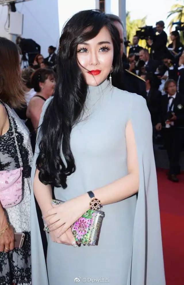 某网红穿国旗装蹭戛纳红毯,戛纳红毯穿衣乱象