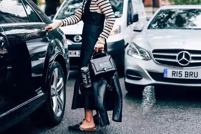 包邮的澡堂拖竟然火到小包总周冬雨都抢着穿