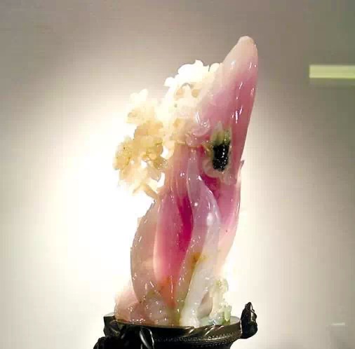 粉色紫罗兰翡翠,女人喜爱的珠宝