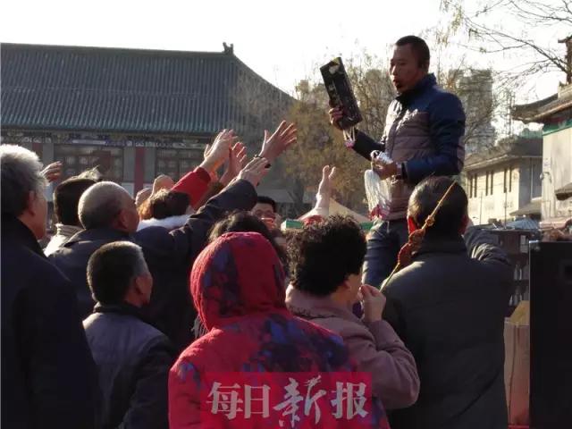 “送锅*局骗**”在天津上演，围观老人都被忽悠了，赶紧告诉家里人