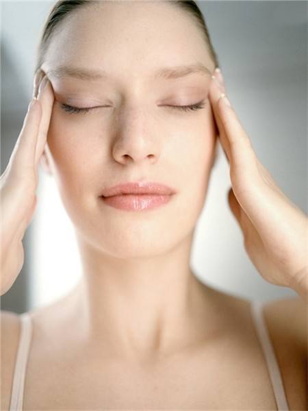 快速消除鱼尾纹手法视频女生,三招教你祛除鱼尾纹还你光滑肌肤