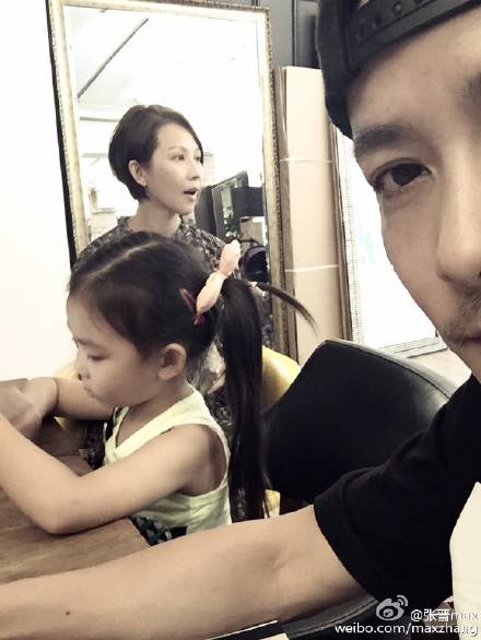 甄子丹儿子跆拳道红带,张晋被女儿“甜蜜家暴”,功夫二代太厉害