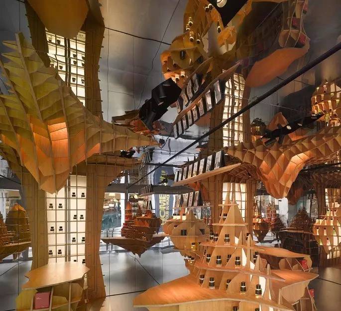 展翅腾飞的香水店