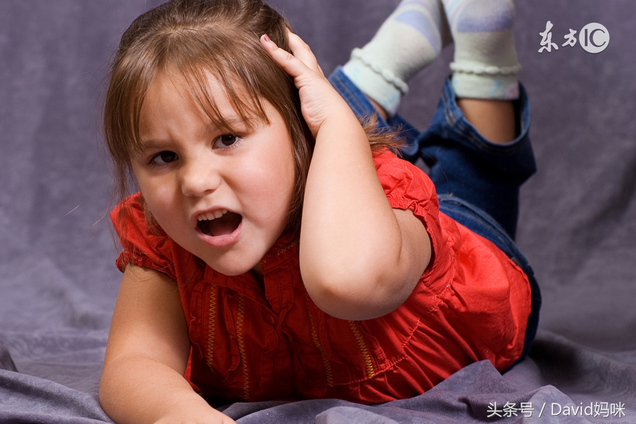 孩子摔了母亲该怎么做,小孩摔到头后痛怎么办