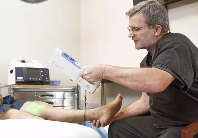 这个黑科技能照亮你的血管，让护士好好地给你扎针！