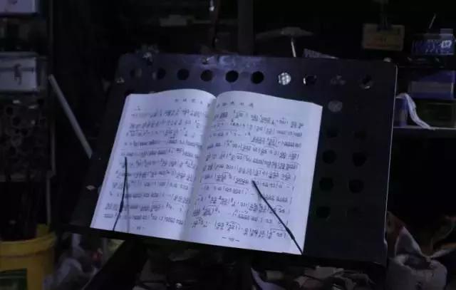 他在聊城这个不足十平米的小店里,坚守自己梦想京剧梦想