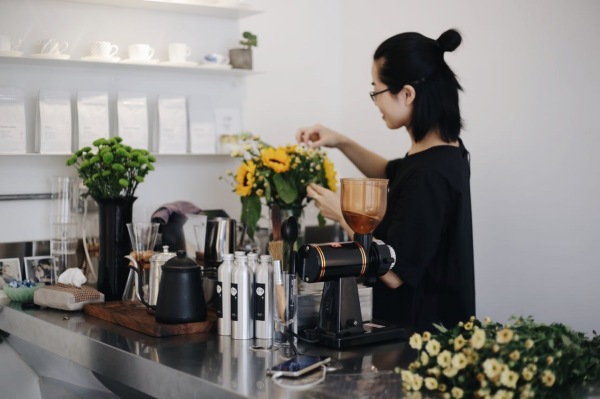 他将厦门的民宅改造成烘焙馆，每周邀请100位陌生人喝精品咖啡