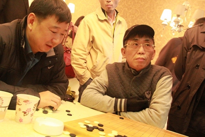 65岁棋圣聂卫平近照，离婚两次后娶小23岁美女，被骂第一渣男